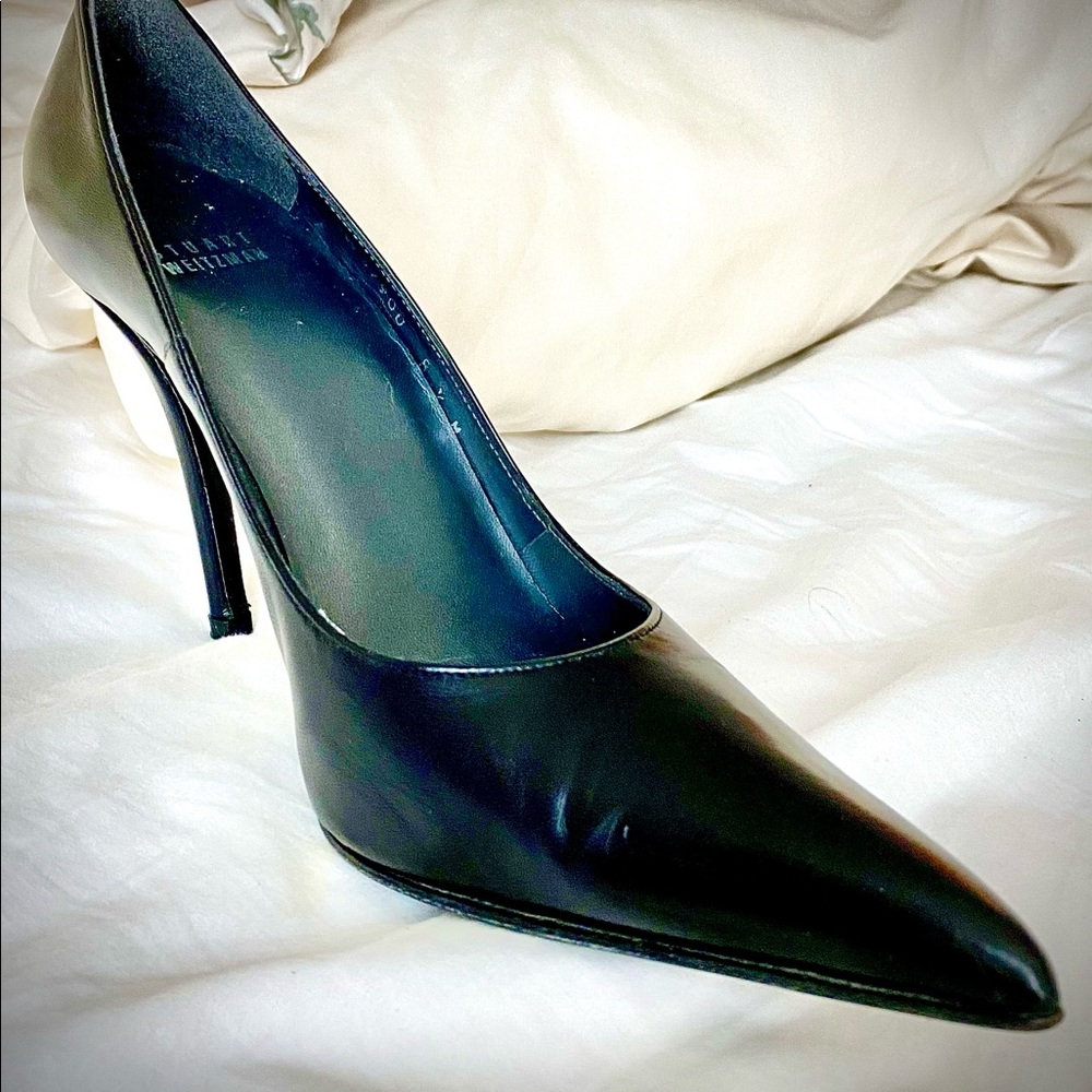 High-heeled pumps